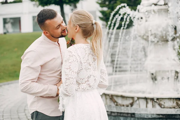 Beautiful couple spend time in a summer garden — Stock Fotó