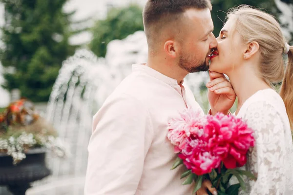 Beautiful couple spend time in a summer garden — 스톡 사진