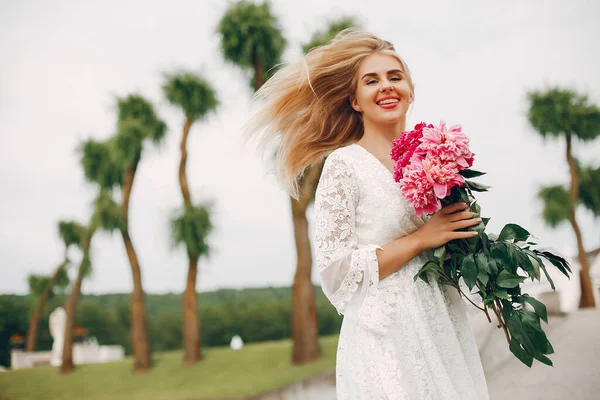 Elegant en stijlvol meisje in een zomertuin — Stockfoto