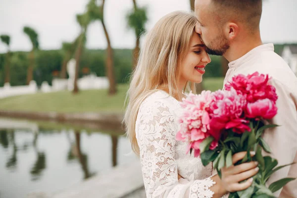 Belo casal passar o tempo em um jardim de verão — Fotografia de Stock