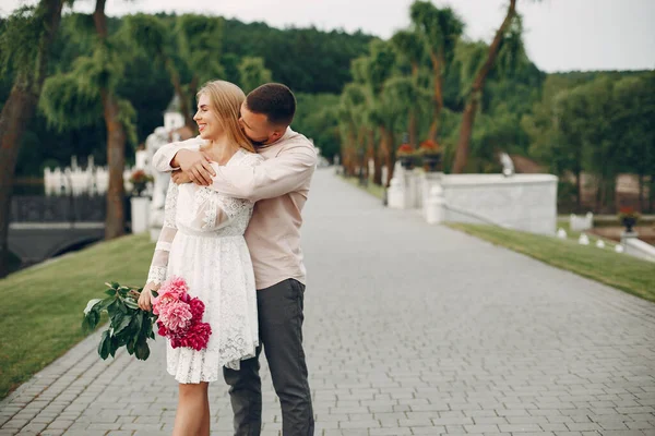 Belo casal passar o tempo em um jardim de verão — Fotografia de Stock