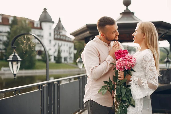 Beautiful couple spend time in a summer garden — Stock Fotó