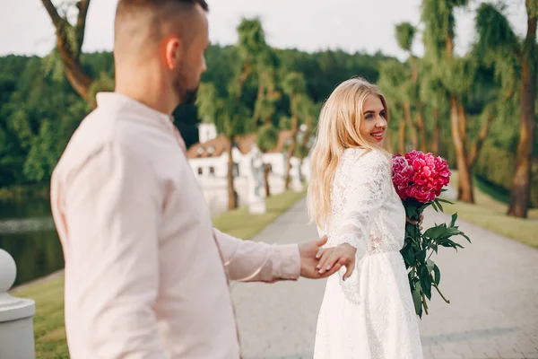 Beautiful couple spend time in a summer garden — Φωτογραφία Αρχείου