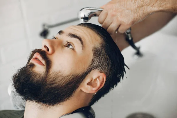 Uomo elegante seduto in un barbiere — Foto Stock