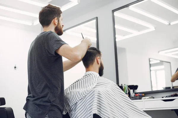 Stilvoller Mann sitzt in einem Friseurladen — Stockfoto