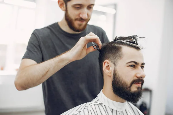 Стильный мужчина сидит в парикмахерской — стоковое фото