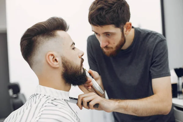 Stilvoller Mann sitzt in einem Friseurladen — Stockfoto