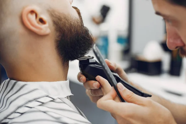 Stilvoller Mann sitzt in einem Friseurladen — Stockfoto