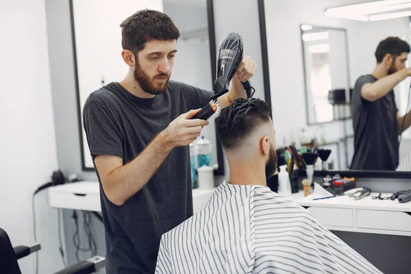 Stilvoller Mann sitzt in einem Friseurladen — Stockfoto