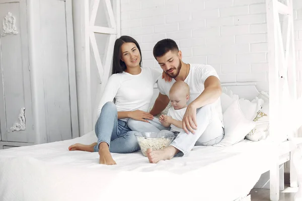 Hermosa familia pasar tiempo en un baño —  Fotos de Stock