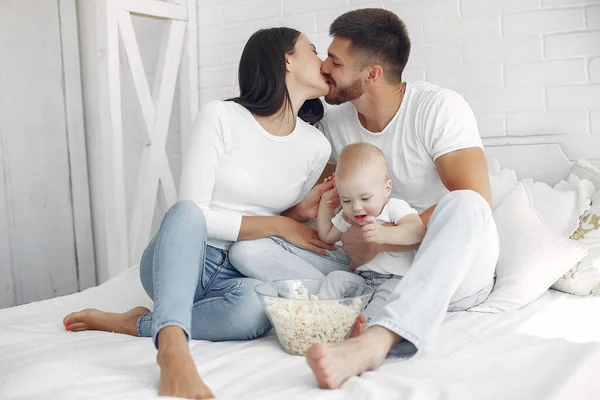 Schöne Familie verbringt Zeit im Badezimmer — Stockfoto