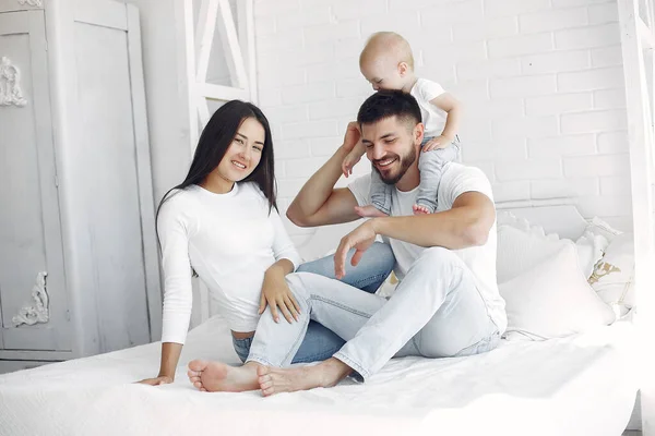 Hermosa familia pasar tiempo en un baño —  Fotos de Stock