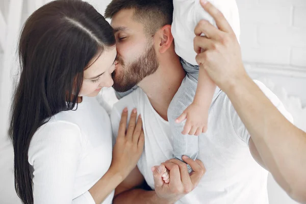 Mooi gezin brengt tijd door in een badkamer — Stockfoto