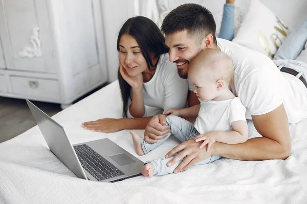 Schöne Familie verbringt Zeit im Badezimmer — Stockfoto