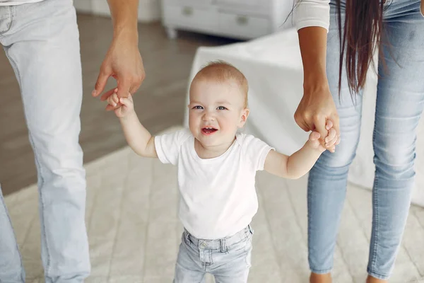 Vacker familj tillbringa tid i ett badrum — Stockfoto