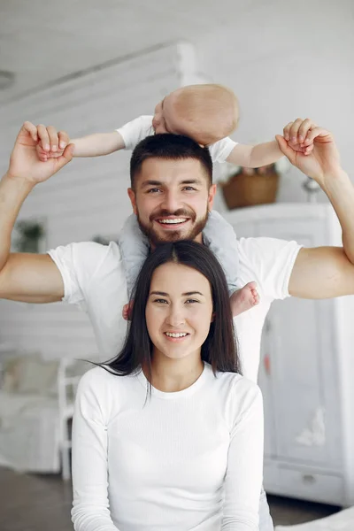 Güzel bir aile tuvalette vakit geçirir. — Stok fotoğraf