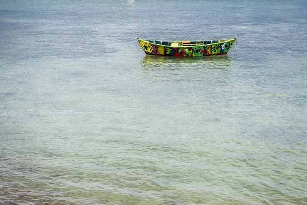 Barco de muitas cores — Fotografia de Stock