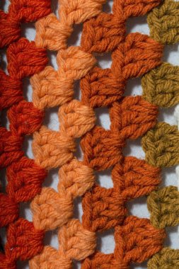 farklı renklerde kumaş tığ işi