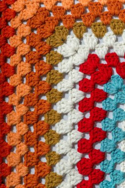 farklı renklerde kumaş tığ işi