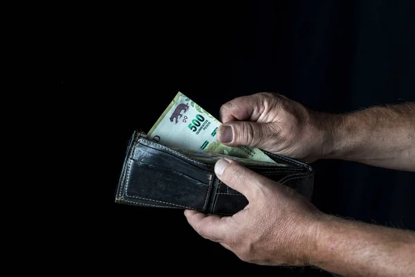 Tomando uma conta de quinhentos pesos argentinos — Fotografia de Stock