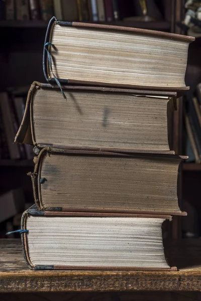 4 старые книги — стоковое фото