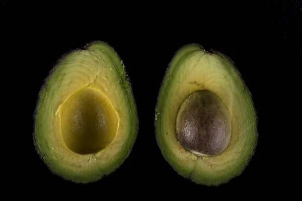 Zwei Hälften einer Avocado — Stockfoto