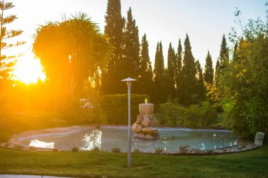 Gündoğumunda eski bir çeşme