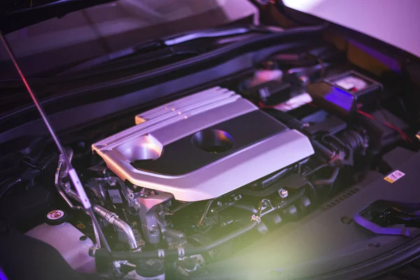 modern motor bir arabanın kaputunun altında