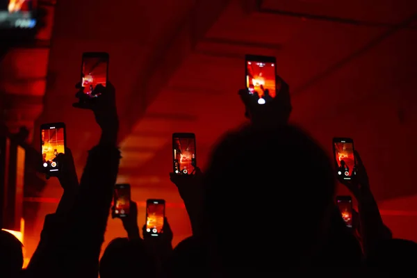 Elinde telefon olan bir sürü insan.
