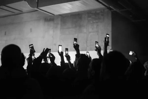 Толпа Людей Телефонами — стоковое фото