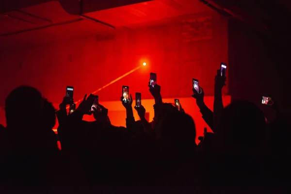 Elinde telefon olan bir sürü insan.