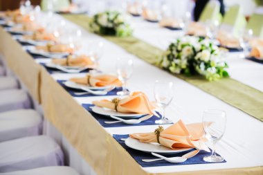 Tablo ile gözlük ve parti için seramik plakalar