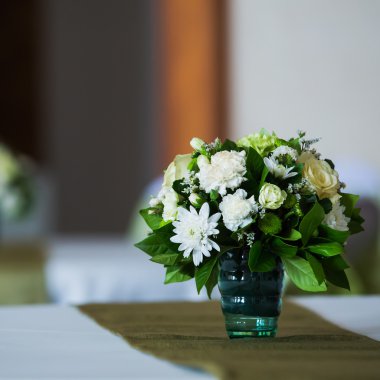 düğün günü masaya güzel çiçek