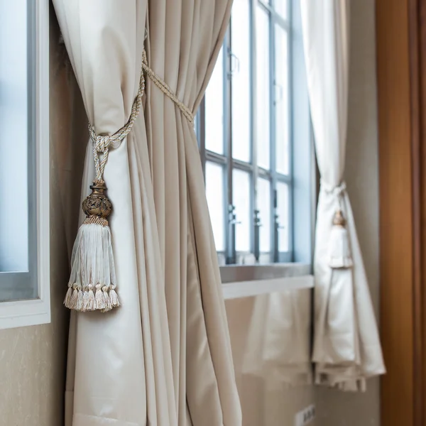 Beige curtains in a classic style. Interior — Stock Photo, Image