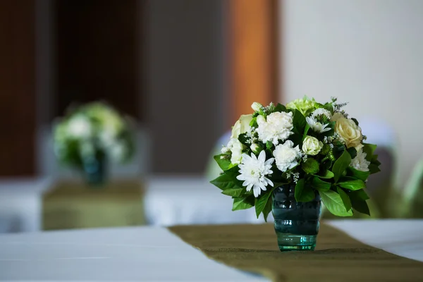 Mooie bloemen op tafel in trouwdag — Stockfoto
