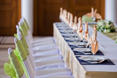 Tablo ile gözlük ve parti için seramik plakalar