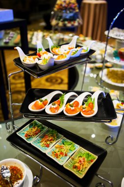 Düğün masasında lüks yiyecekler ve içecekler