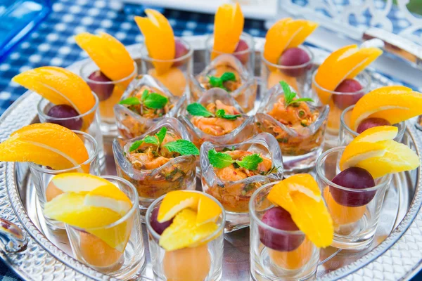 Luxuriöse Speisen und Getränke auf dem Hochzeitstisch — Stockfoto