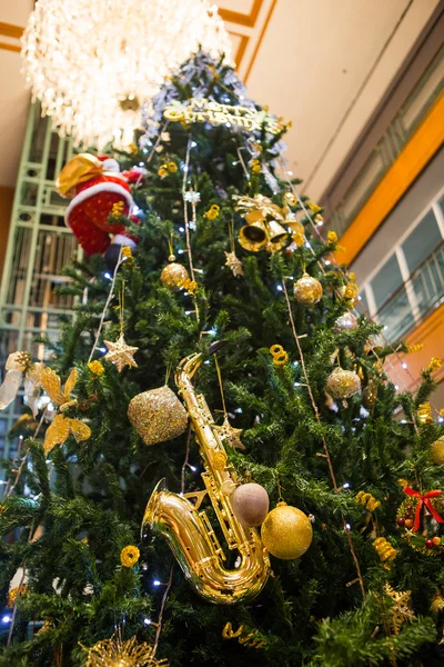 Arbre de Noël dans un coin de salon — Photo