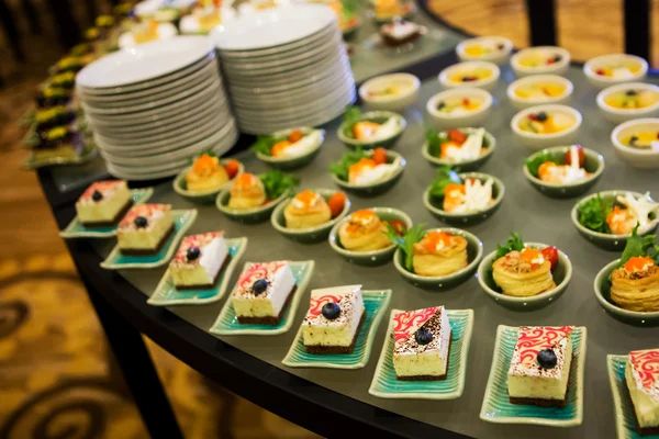 Vista de cerca del buffet de postres con deliciosa panadería dulce y — Foto de Stock