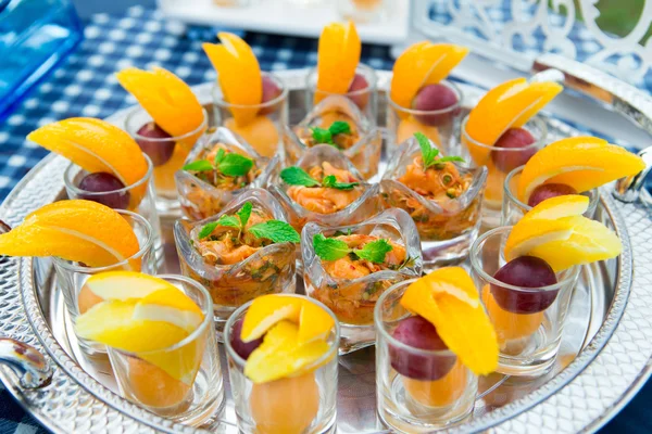 Yum ingeblikt fruit cocktail oranje bruiloft in de partij — Stockfoto