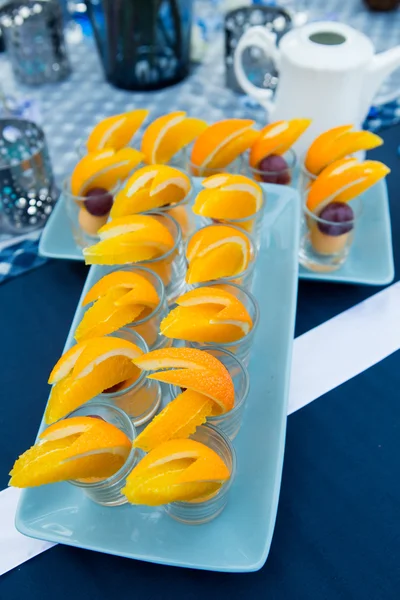 Bolitas de caramelo de fruta y huevo cocidas en almíbar en fiesta — Foto de Stock