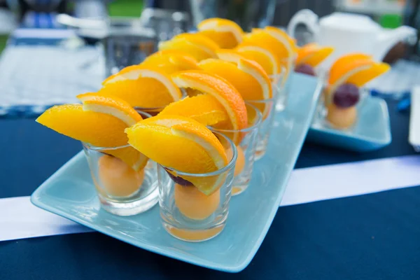 Bolitas de caramelo de fruta y huevo cocidas en almíbar en fiesta — Foto de Stock