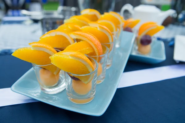 Bolitas de caramelo de fruta y huevo cocidas en almíbar en fiesta — Foto de Stock