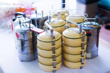 Tiffin taşıyıcı, w renkli retro gıda taşıyıcı ile natürmort