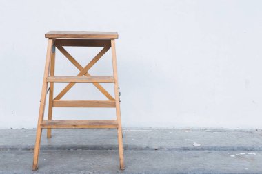 antika ahşap zemin, adam ile beyaz duvar ahşap merdiven