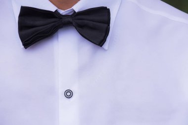 Siyah ipek papyon ve beyaz pamuklu elbise gömlek