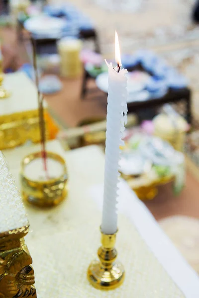 Vela blanca en la mesa para la ceremonia de boda — Foto de Stock