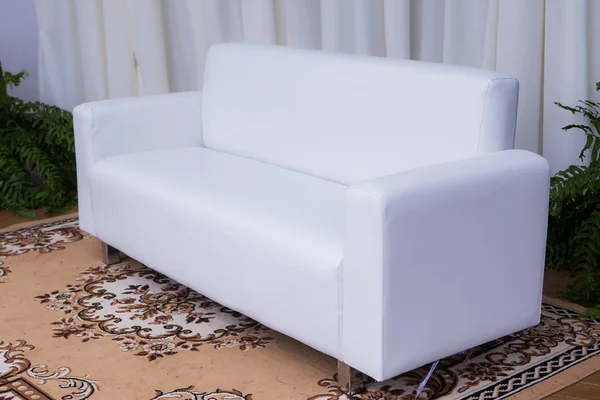 Séjour avec canapé devant un mur en blanc — Photo