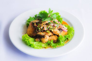 Parti otlar kıyılmış yayın balığı baharatlı salata